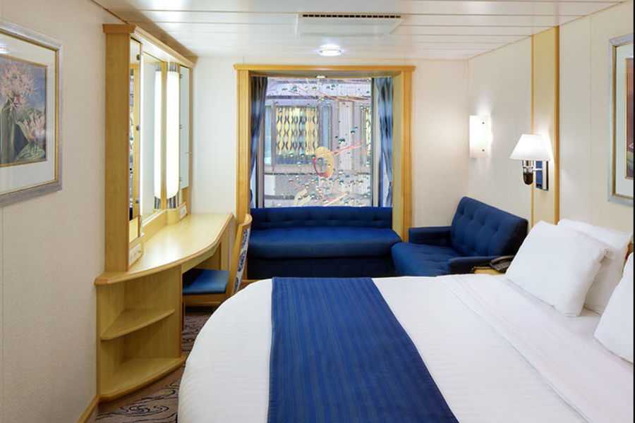 RCI Voyager of the Seas Connecting Promenade Interior.png